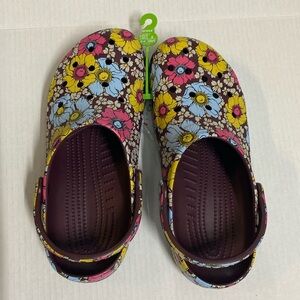 CROCS classic retro floral clog in burgundy multicolored floral‎